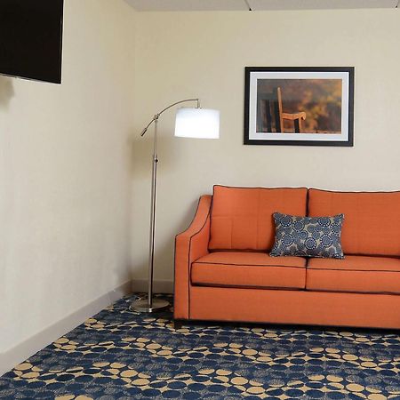 Hampton Inn Roxboro Bagian luar foto