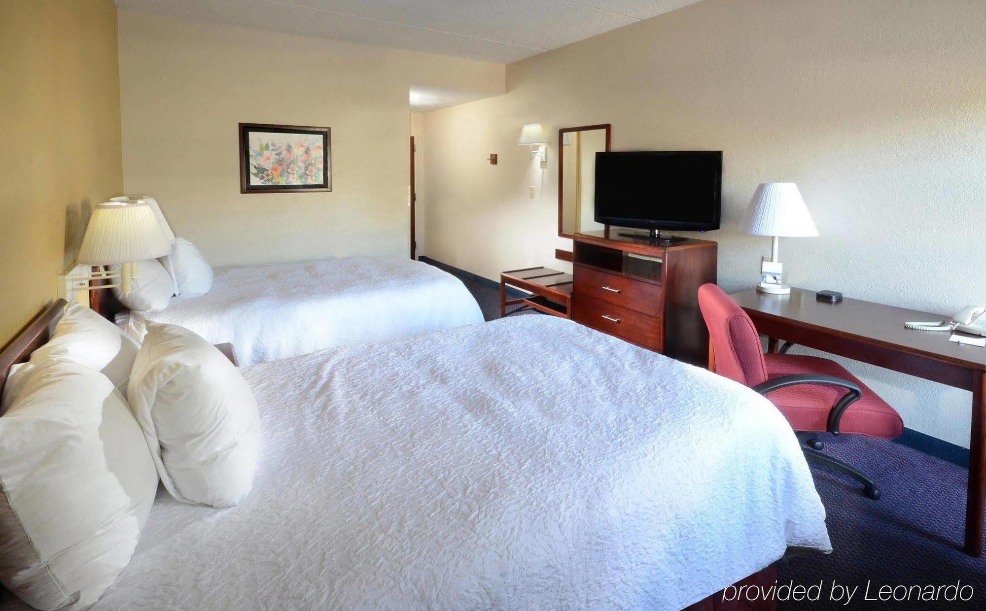 Hampton Inn Roxboro Bagian luar foto