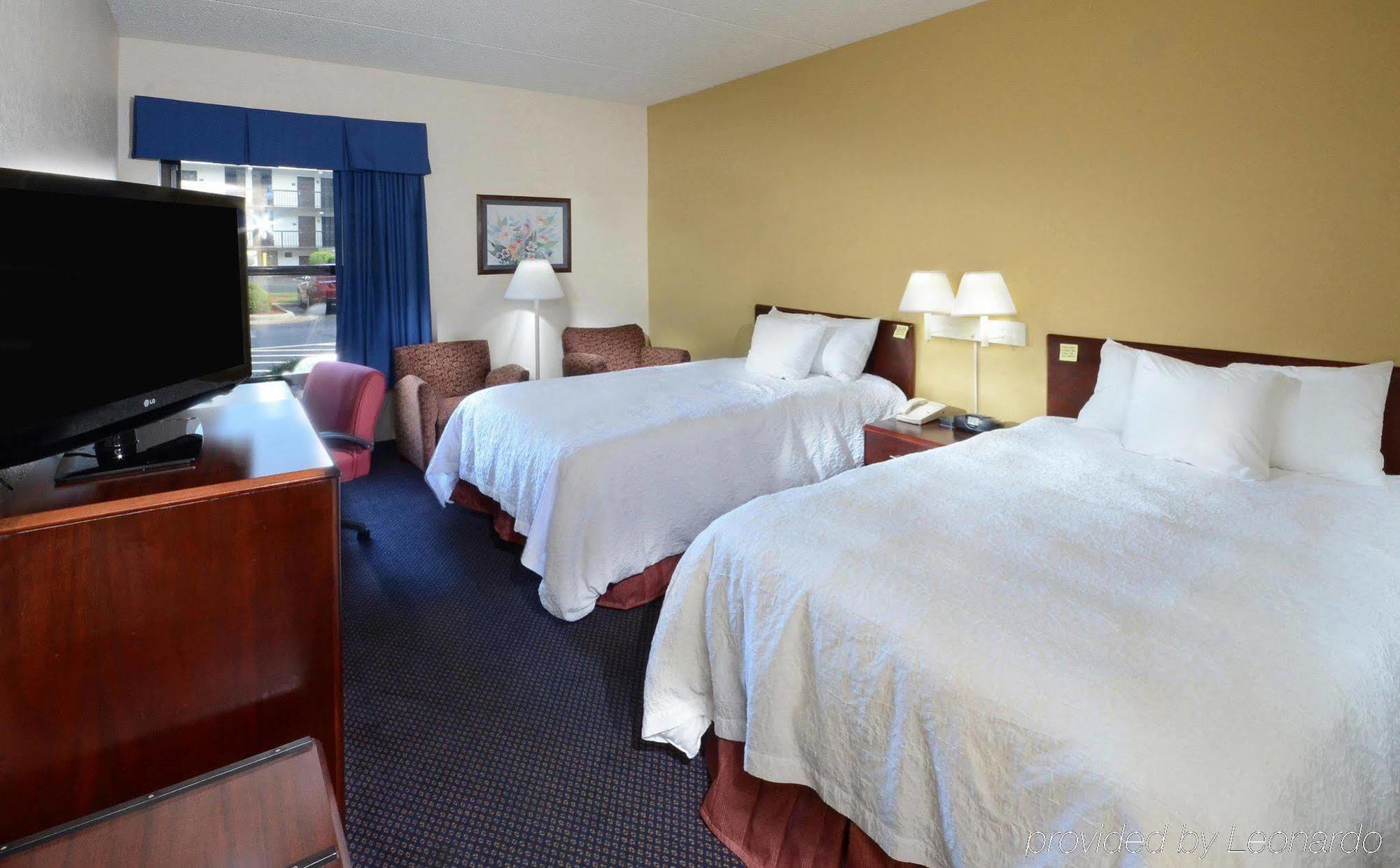 Hampton Inn Roxboro Bagian luar foto